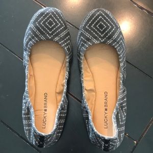 Lucky brand flats in gray with white pattern